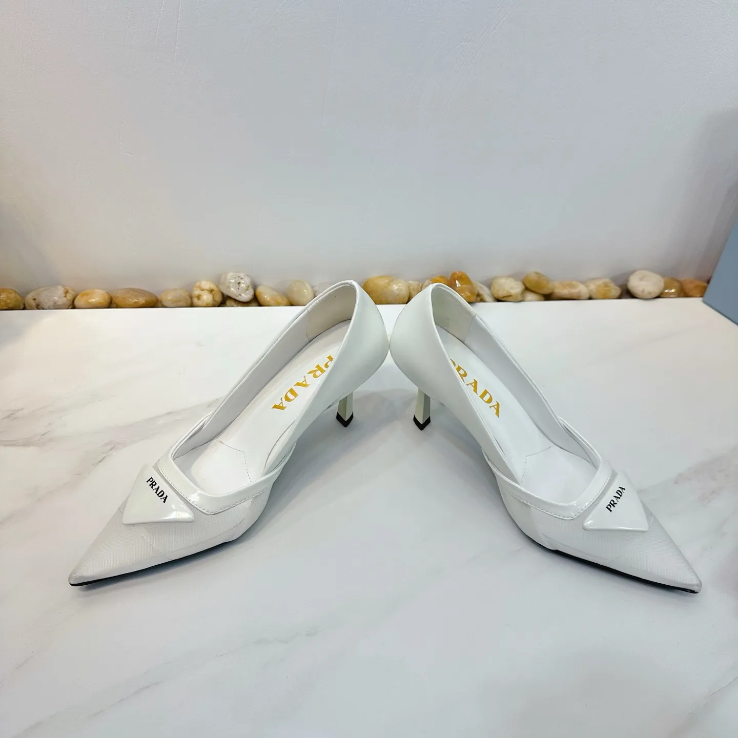 👟👟Ex-factory price 560👟👟 2025 SSS launches Prada’s latest long boots, sandals, thin heels, empty backs, thick heels series ————————🆚🆚🆚 💥PRADA's early spring T-stage catwalk show is the same style as "Dreams Never Sleep". Prada can use it on important occasions. The fresh style has a bit of nobility and is perfect on the feet. 💃💃 Wear this shoe with it. It is elegant and crystal clear, regardless of various accessories. The materials are all exclusively customized one-to-one and must be zero-distance from the original. The entire series is full of exciting and unexpected combinations of elements. The expression of different materials and textures of fabrics has a strong artistic flavor, allowing you to appreciate the ever-changing style of Prada girls. 1⃣ Upper: Made of open-edge bead➕mesh 2⃣ Lining: imported sheepskin 3⃣ Outsole: Italian original genuine leather outsole Heel height 7.5 4⃣🔺Original labeling feet, stock code number 35M-39M (40 41 42 customized, non-returnable and non-exchangeable).